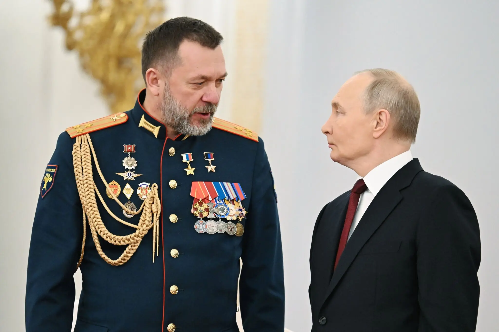 На фотографії, опублікованій державними ЗМІ, президент Росії Володимир Путін вручив медаль депутату Дмитру Сабліну під час церемонії в Кремлі минулого року.